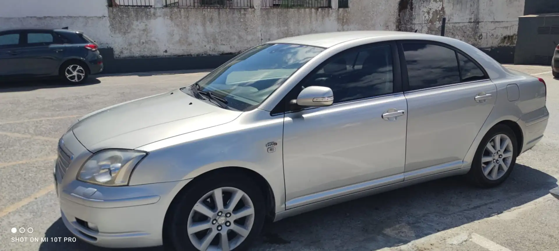 Toyota Avensis 2.0D-4D Executive Plateado - 1