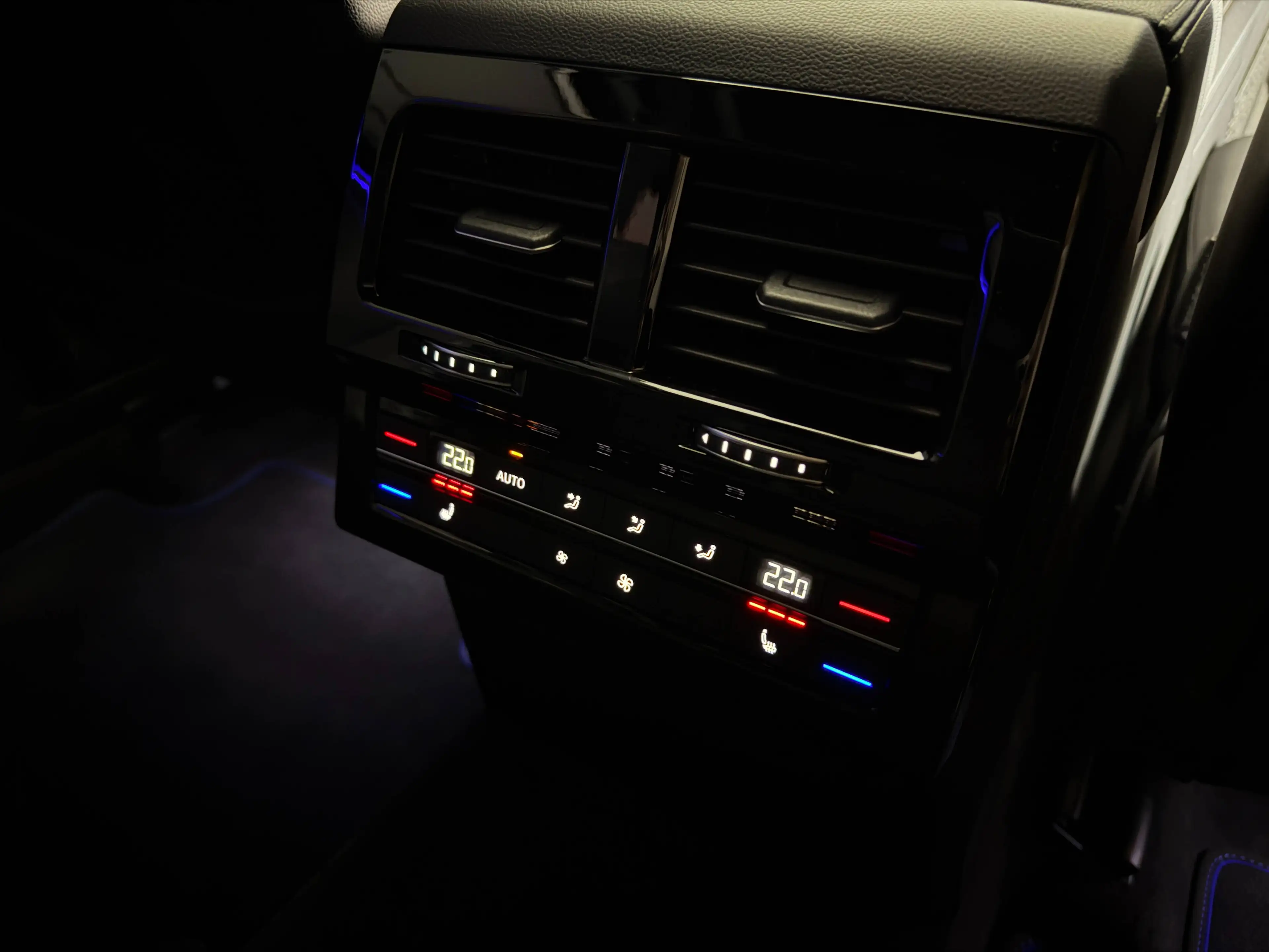 Volkswagen Touareg R eHybrid 4Motion // Vollausstattung // Massage // HUD // Soft Close // AHK // — photo 34