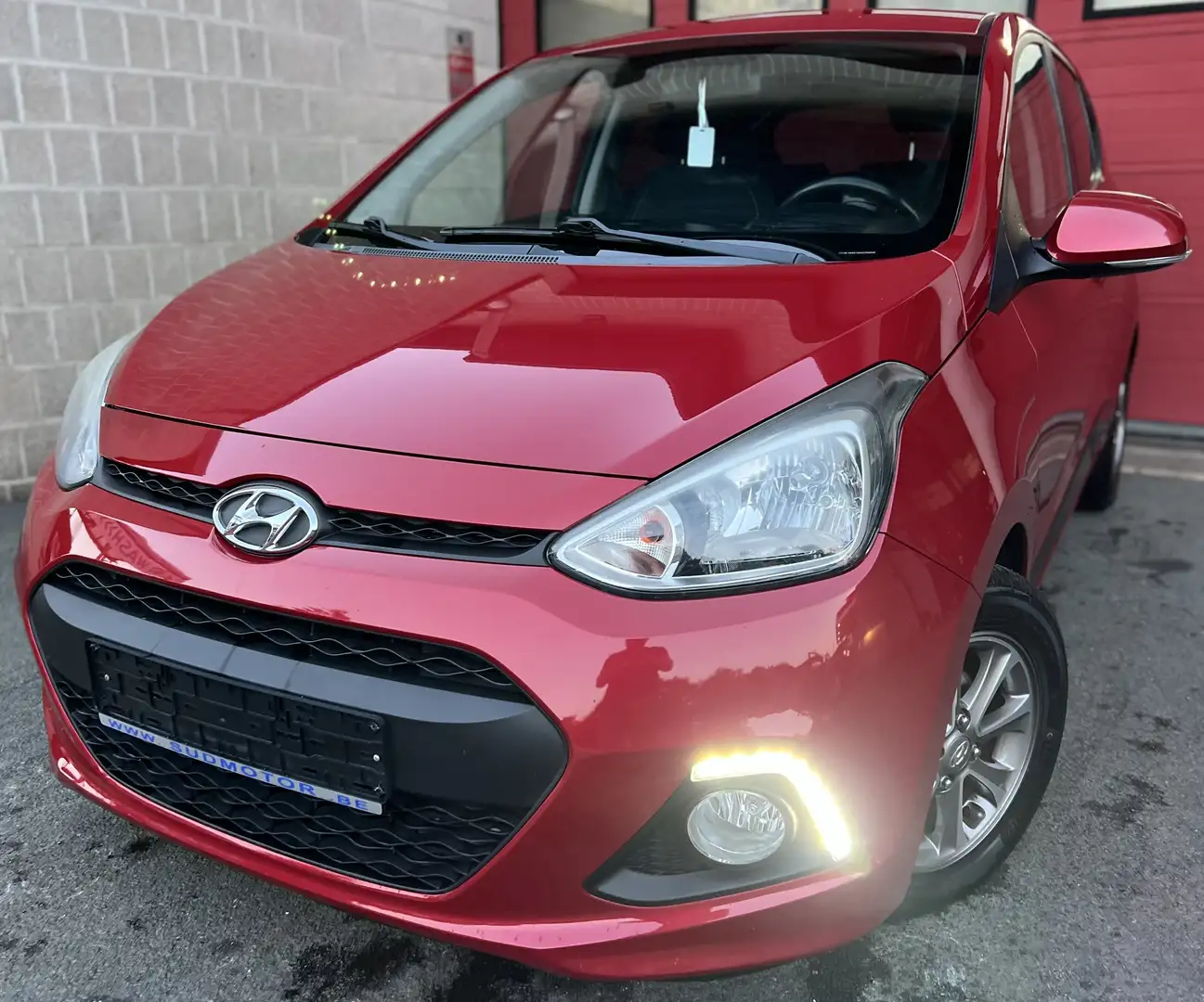 Hyundai i10 1.0i Twist + CLIM + CAR-PASS + EURO 6b Rouge - 1