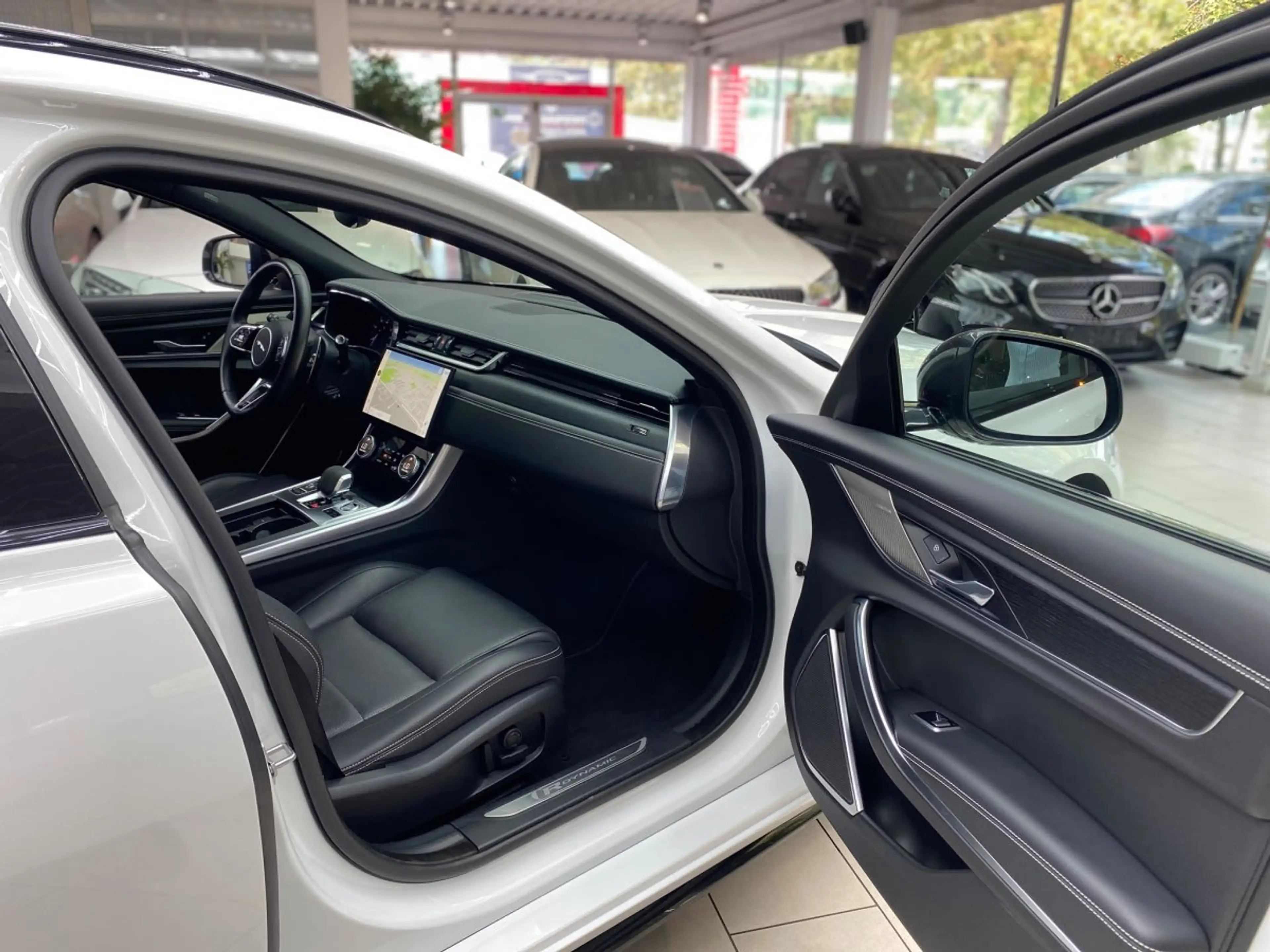 Jaguar XF Sportbrake D200 R-Dynamic Leder Navi RueFaKa AHK T — photo 14
