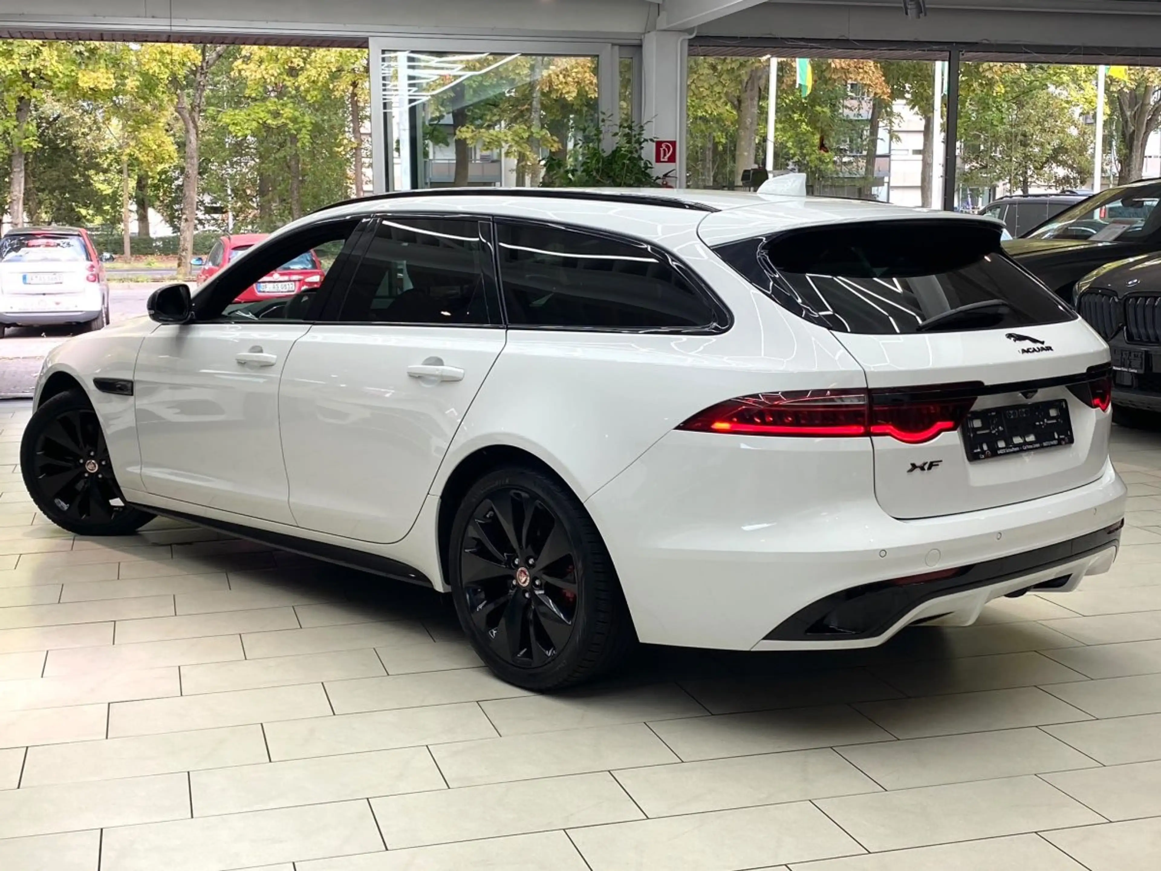 Jaguar XF Sportbrake D200 R-Dynamic Leder Navi RueFaKa AHK T — photo 5