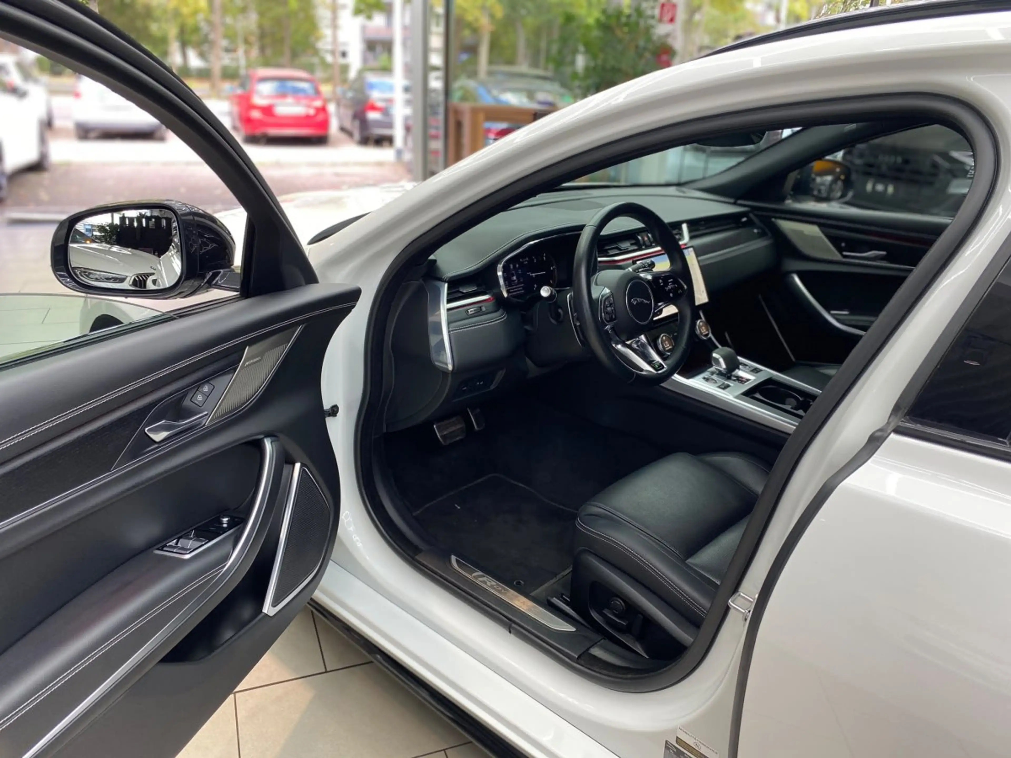 Jaguar XF Sportbrake D200 R-Dynamic Leder Navi RueFaKa AHK T — photo 9