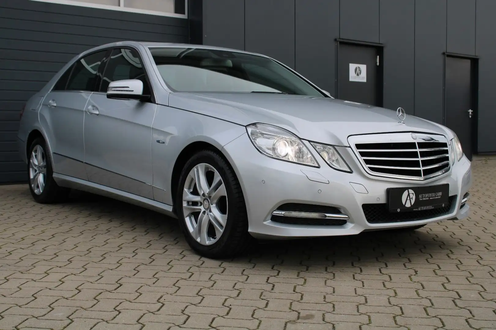 Mercedes-Benz E 220 CDI BlueEff.*AVANTGARDE*XENON*SHD*PDC*AHK* Silber - 1