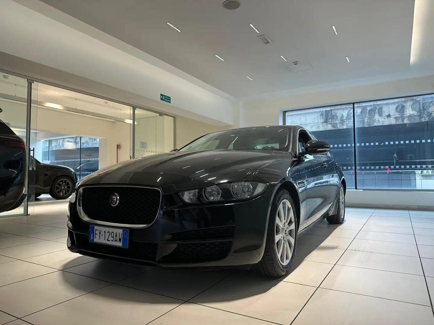 Jaguar XE XE 2.0d i4 Prestige awd 180cv auto my19 Černá - 2