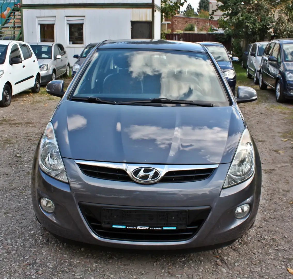 Hyundai i20 life / 1.Hand/TÜV/AU 09/2027 Grau - 2