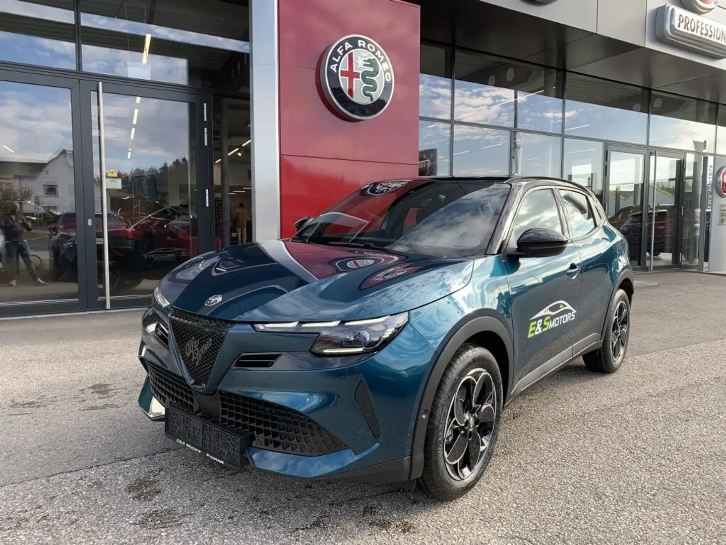 Alfa Romeo Junior Ibrida  1.2 MHEV e-DCT6 Blau - 1