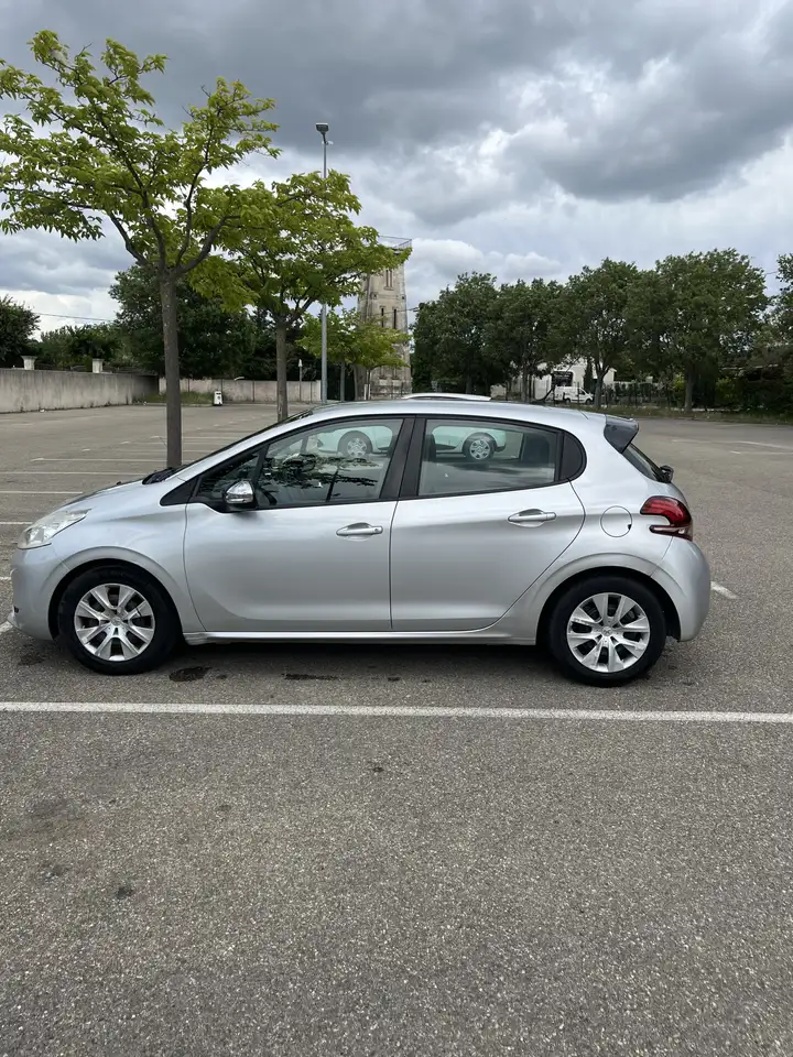 Peugeot 208 1.6 e-HDi 92ch FAP BVM5 BLUE LION Busine