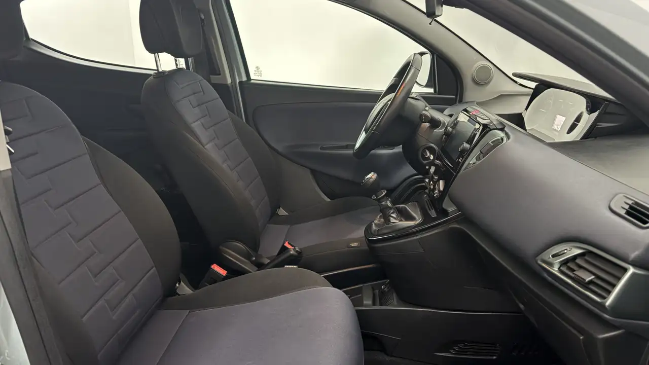 Lancia Ypsilon 2023 — фото 12