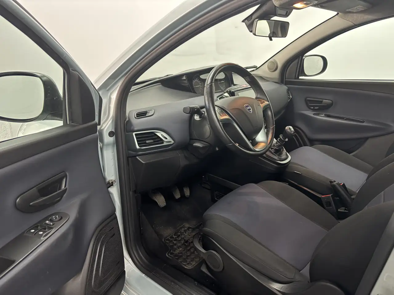 Lancia Ypsilon 2023 — фото 13