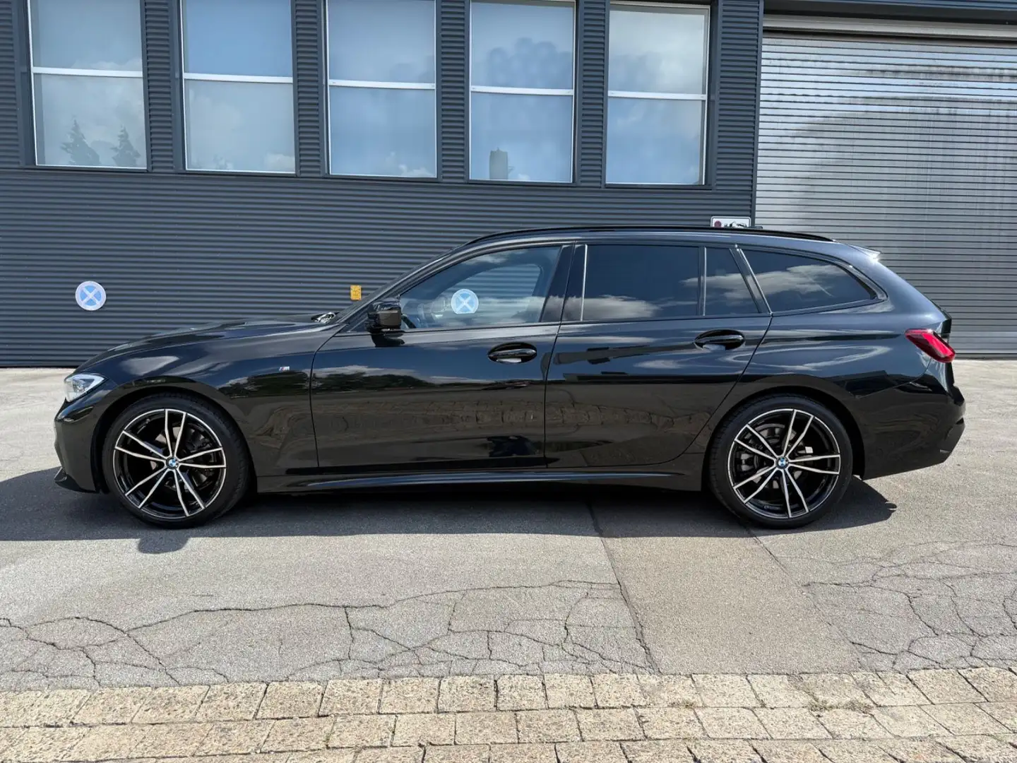 BMW 320 d Touring  M Sport Pano ACC AHK HUD Navi Pro Schwarz - 2