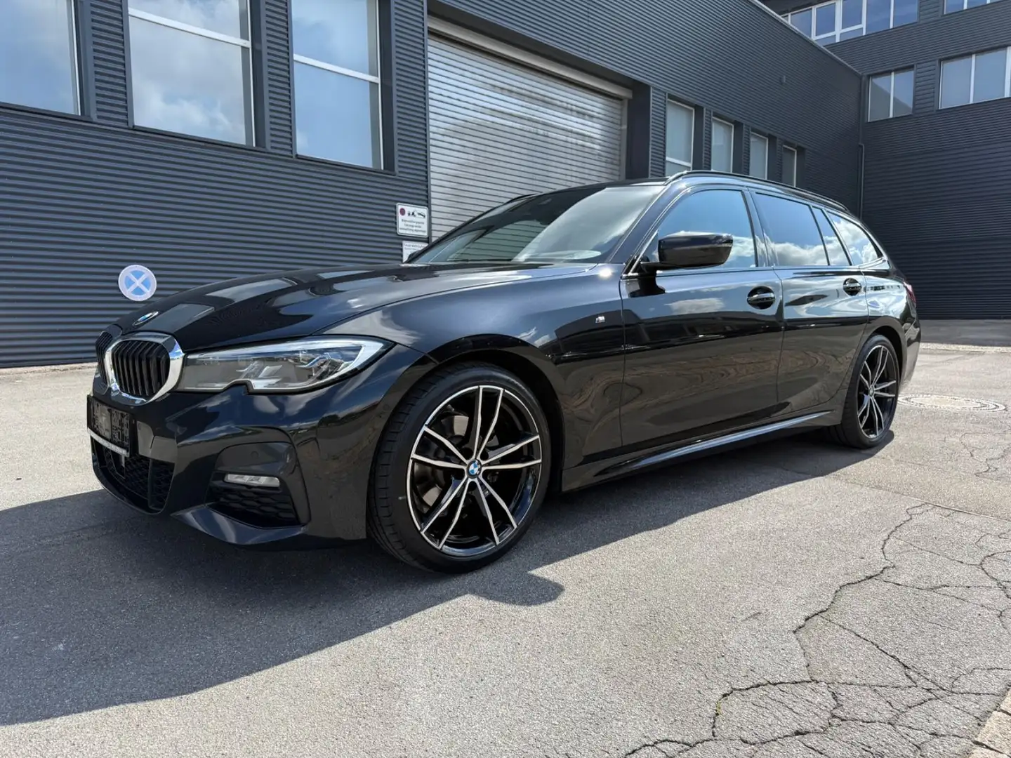 BMW 320 d Touring  M Sport Pano ACC AHK HUD Navi Pro Schwarz - 1