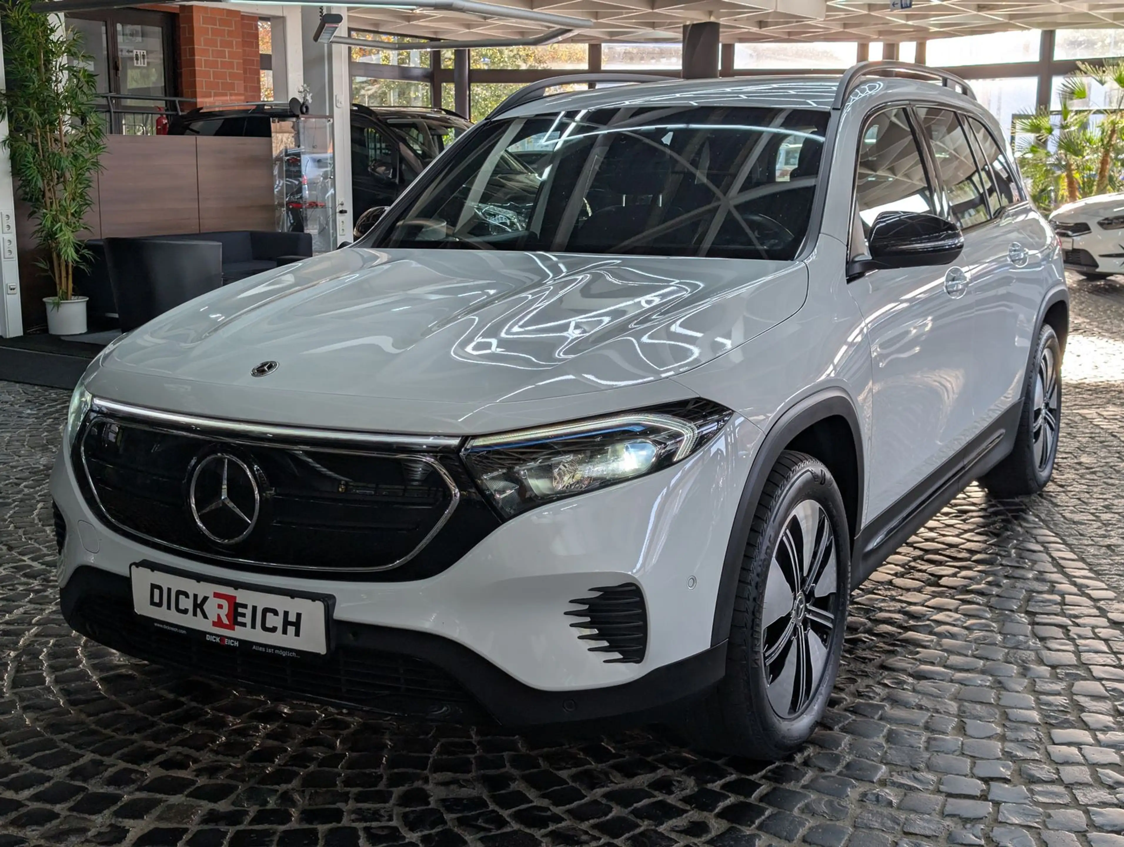 Mercedes-Benz EQB 250 Night*71KwH*HUD*MBUX*KAM*DIS+*SOH 95% — photo 4