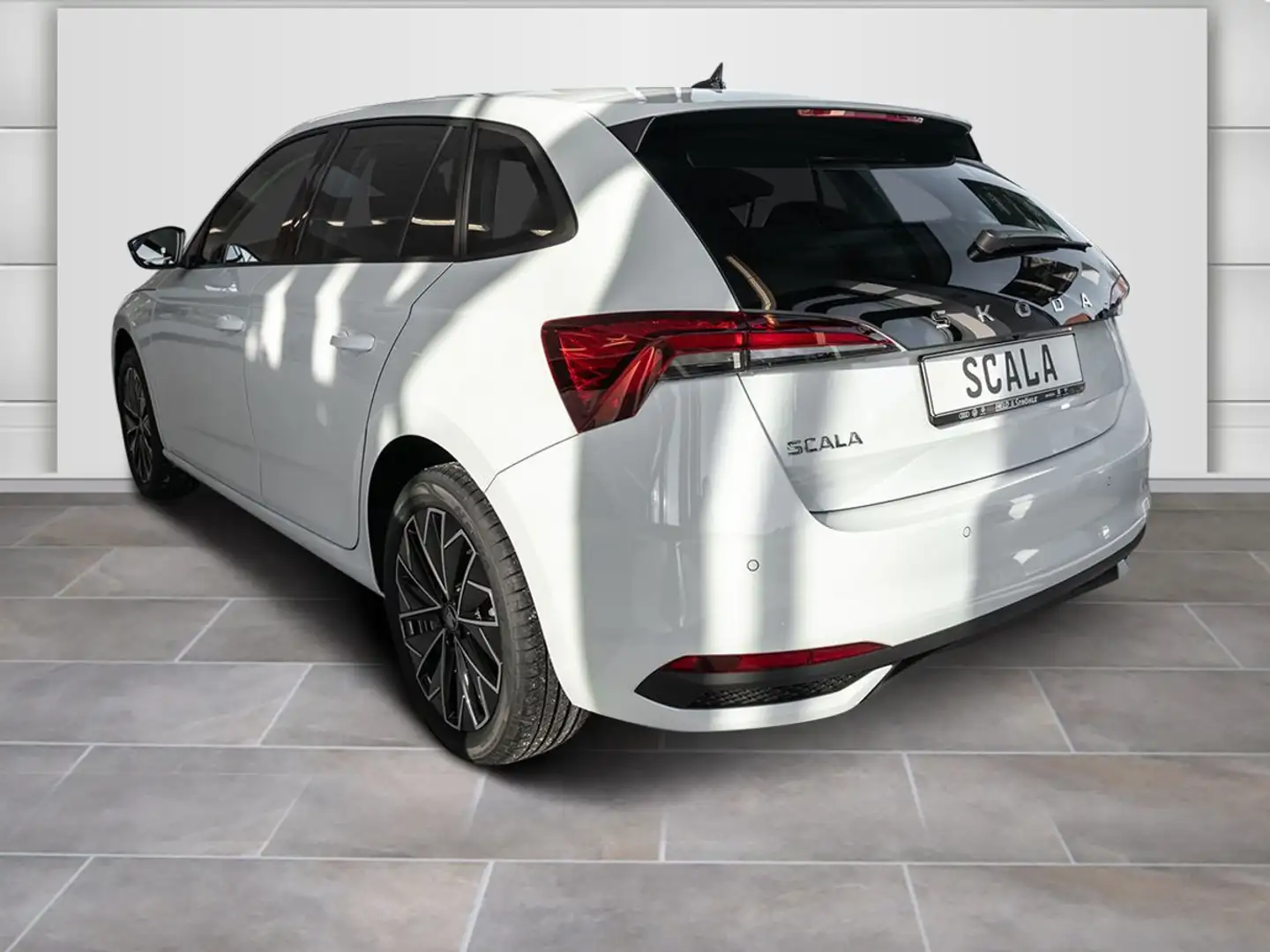 Skoda Scala Selection 1,0 TSI 85kW SHZ R-KAM NAVI Blanco - 2