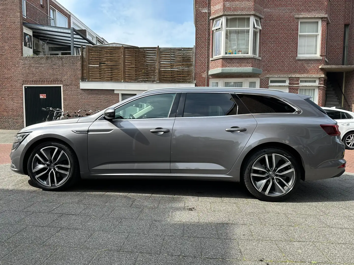 Renault Talisman Estate 1.6 TCe Intens Carplay Camera Cruise PDC LM Grijs - 2