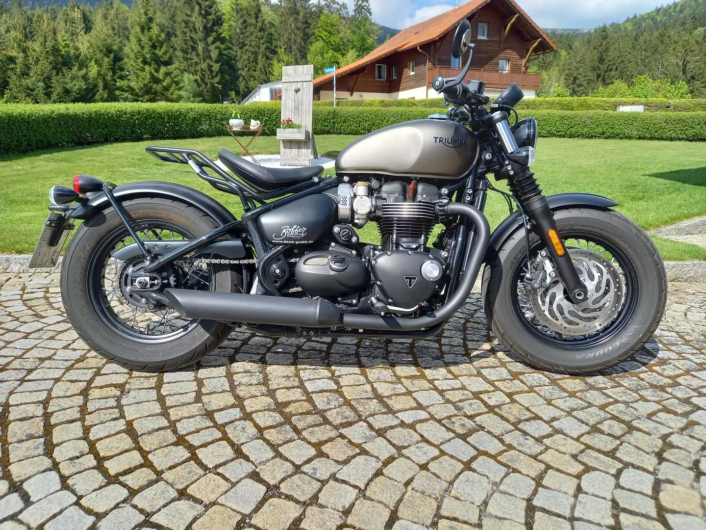 Triumph Bonneville Bobber Black - 1