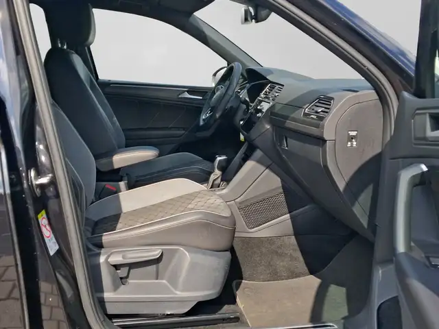 Volkswagen Tiguan view 4