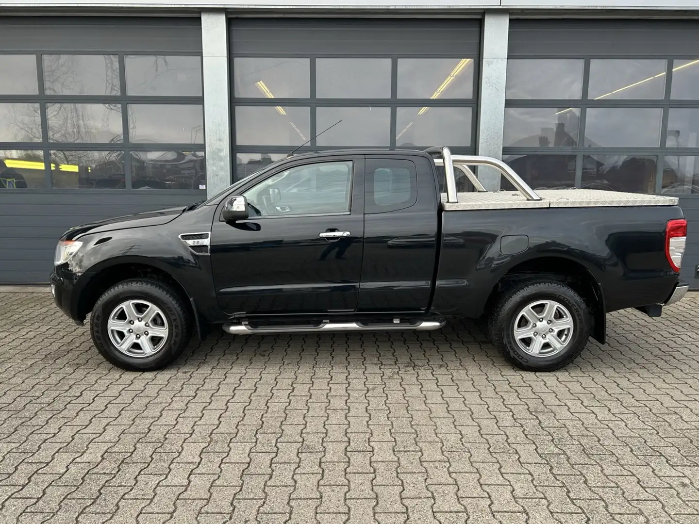 Ford Ranger 2.2 TDCi 150pk 4X4 Super Cab Limited Zwart - 2