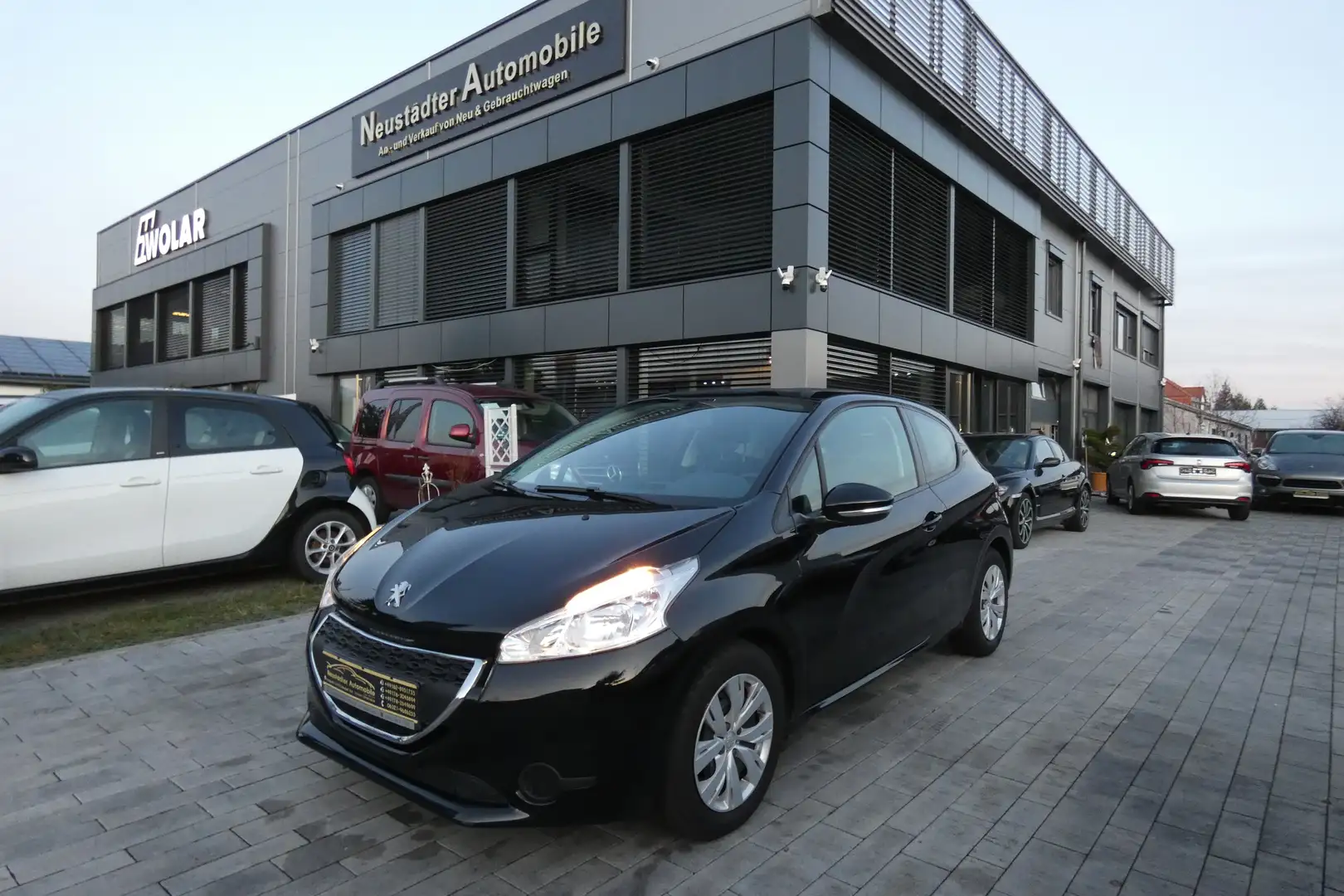 Peugeot 208 Active. 29.000KM!Neue Tüv,Lückenlos Checkhef Schwarz - 1