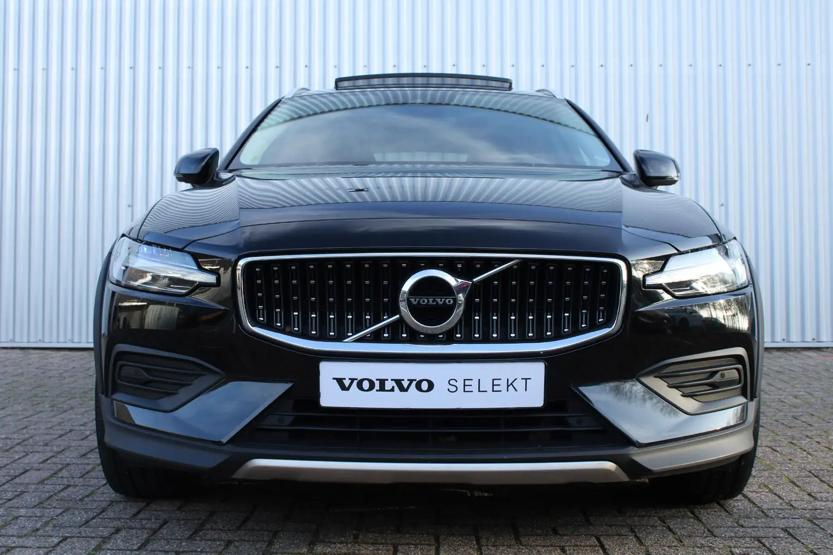 Volvo V60 Cross Country 2.0 B5 AWD Pro | Panoramadak | Bestuurdersstoel me Zwart - 2