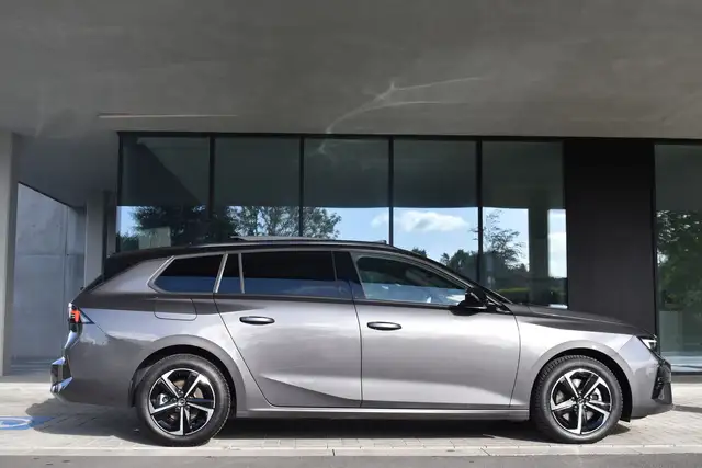 Opel Astra view 3