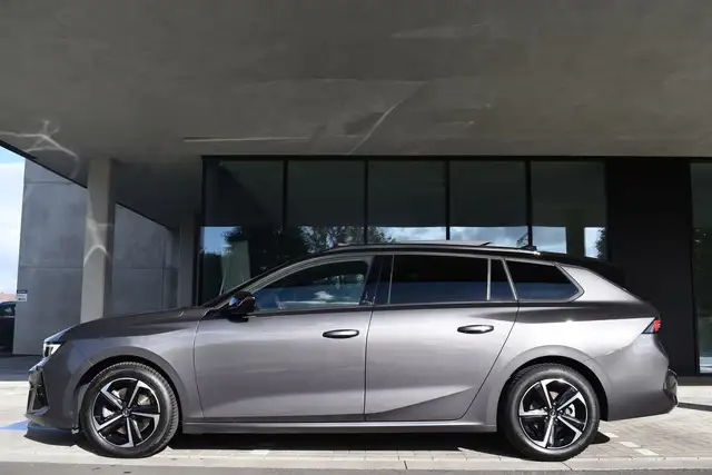 Opel Astra view 4