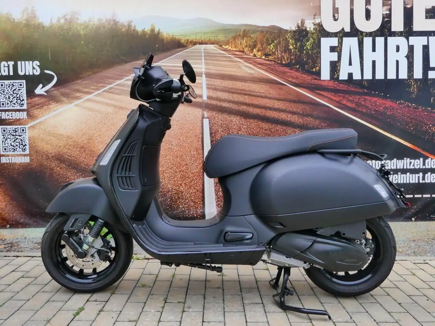Piaggio Vespa GTS 300 *VIEL ZUBEHÖR* Schwarz - 1