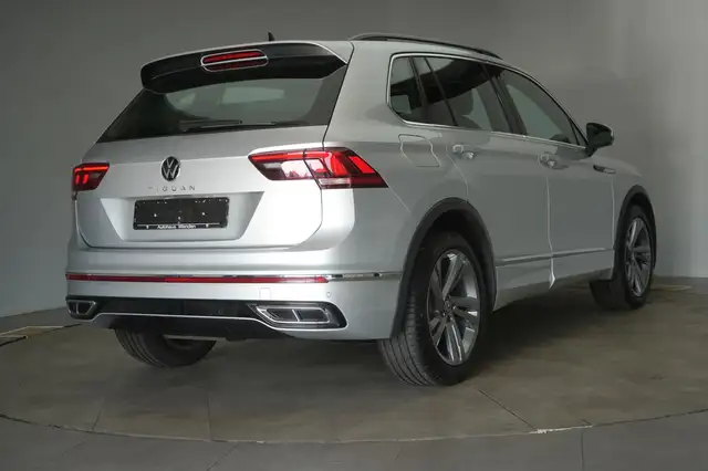 Volkswagen Tiguan view 4
