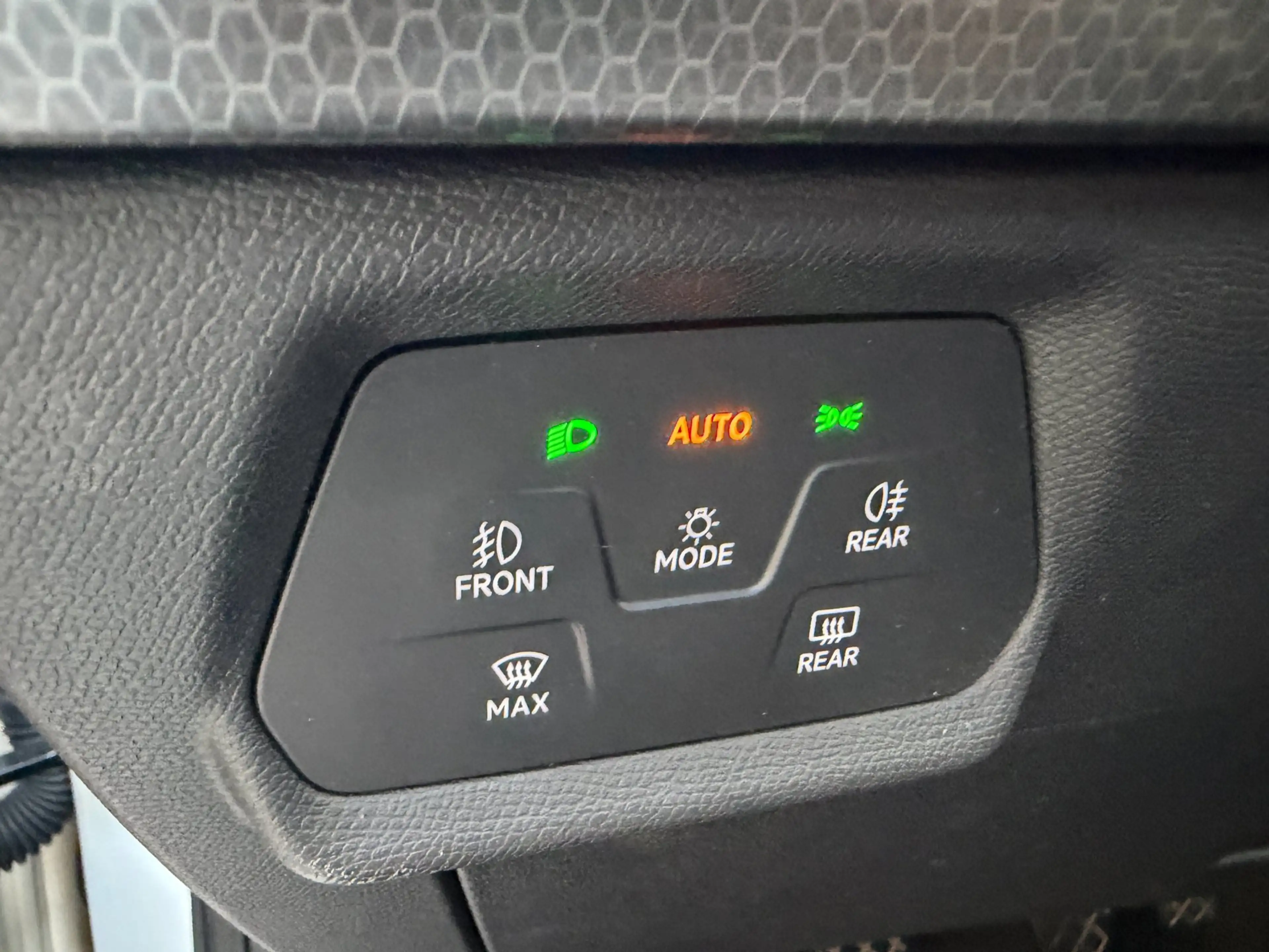 SEAT Leon Sportstourer 1.5 TSI Style Launch Edition / ACC / — photo 32