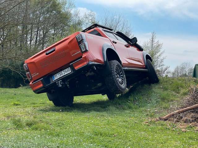 Isuzu D-Max Double Cab V-Cross AT+hohes Fahrwerk EFS+