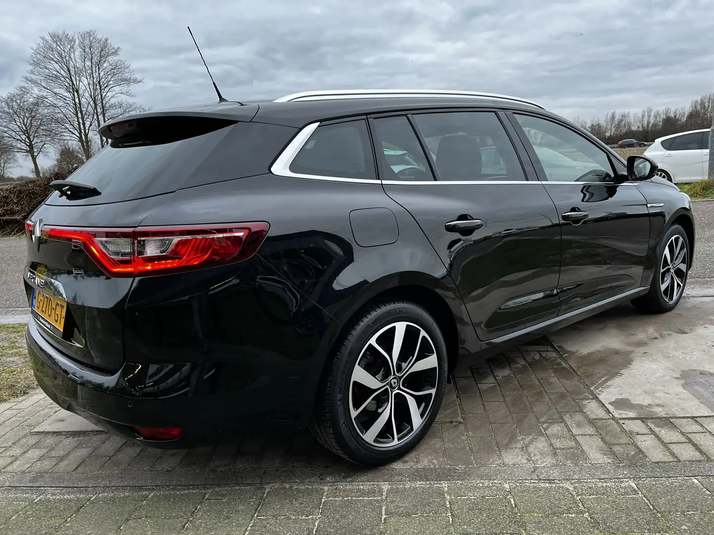 Renault Megane Estate 1.3 TCe 160pk Bose / Automaat / Panorama / Zwart - 2