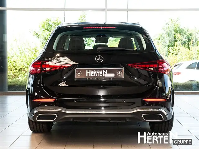 Mercedes-Benz C-Class view 4