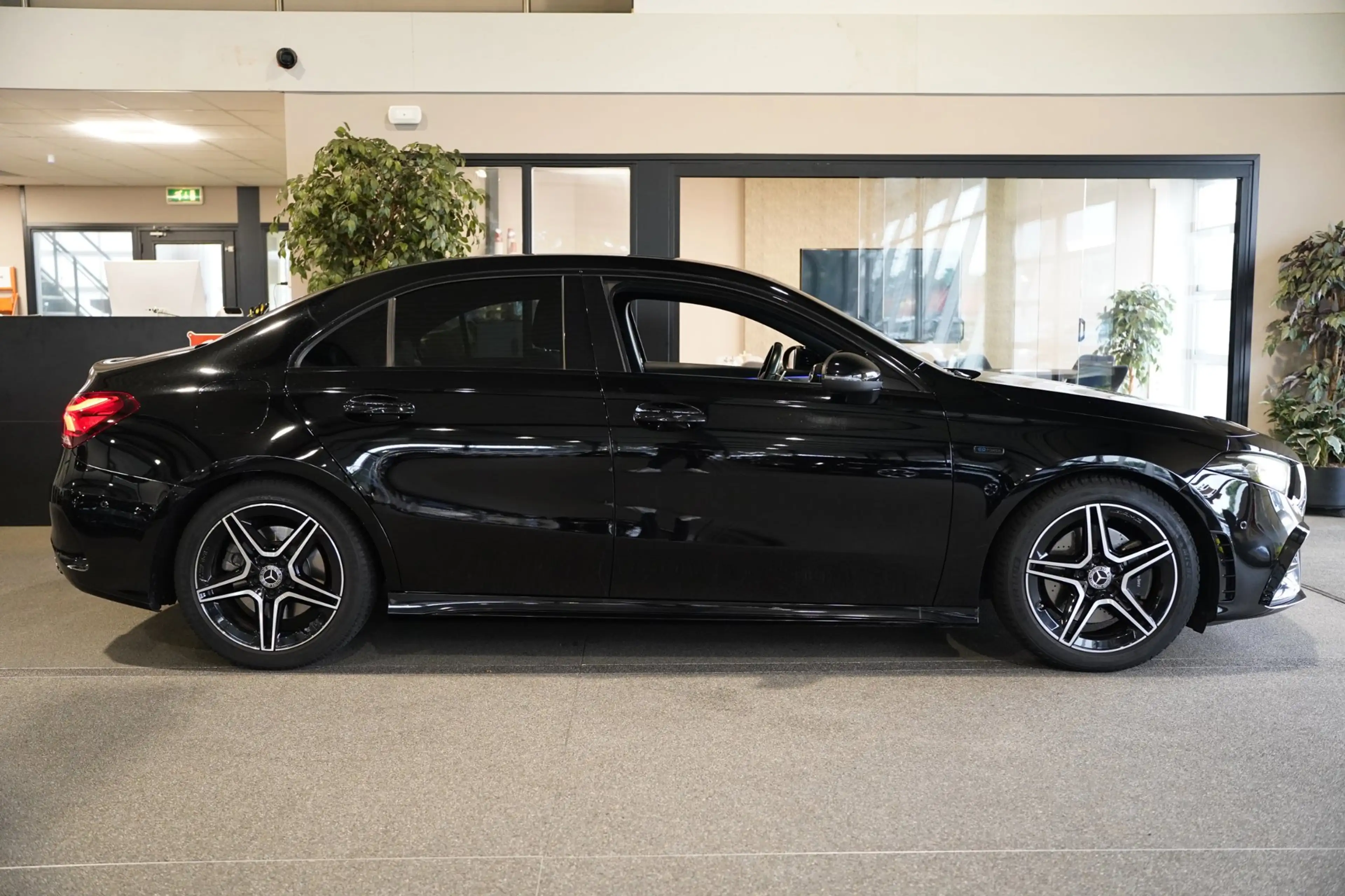 Mercedes-Benz A 250 e Business Solution AMG Navi Cruise CAM Ambient — photo 9