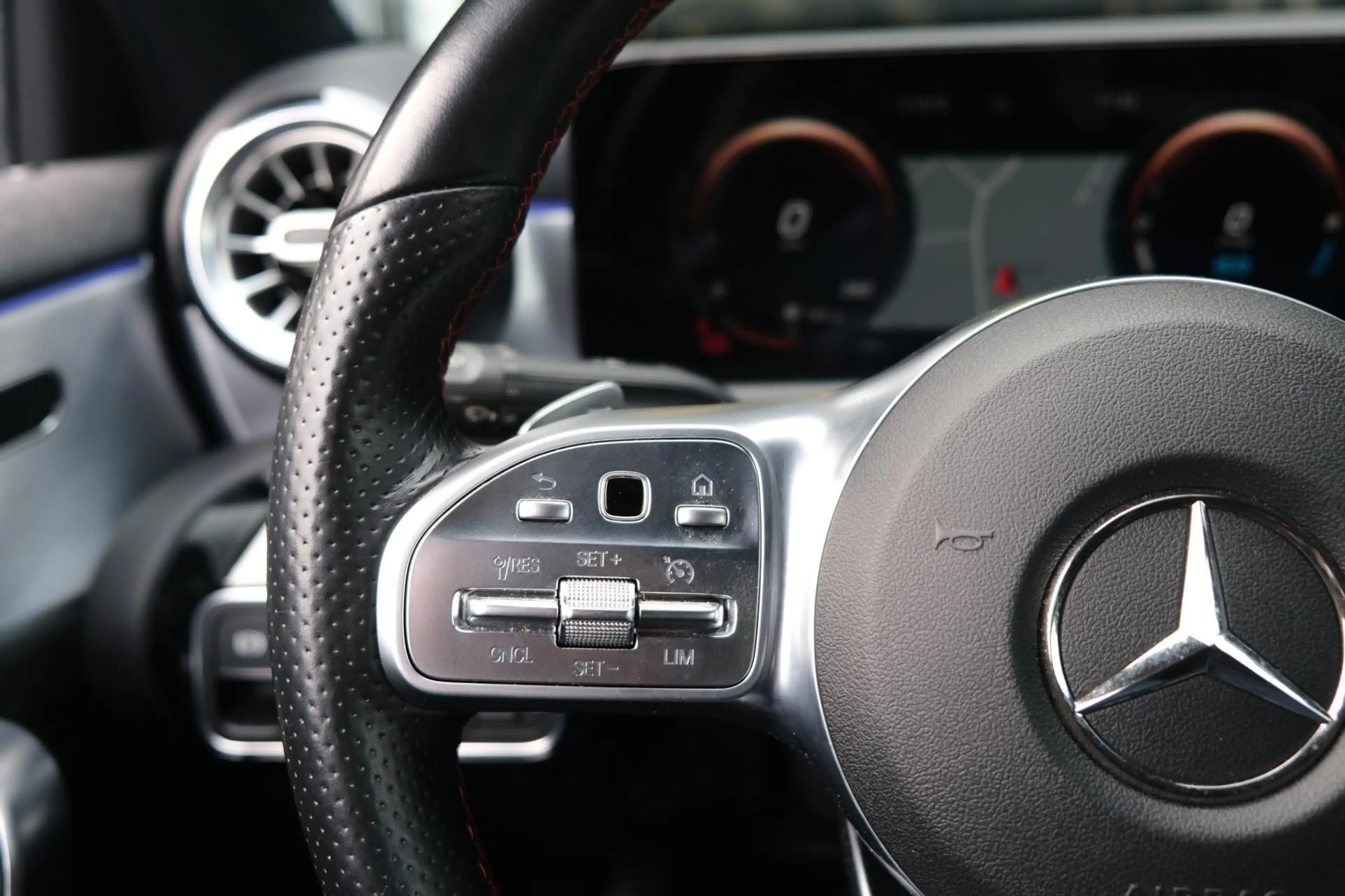Mercedes-Benz A 250 e Business Solution AMG Navi Cruise CAM Ambient — photo 11