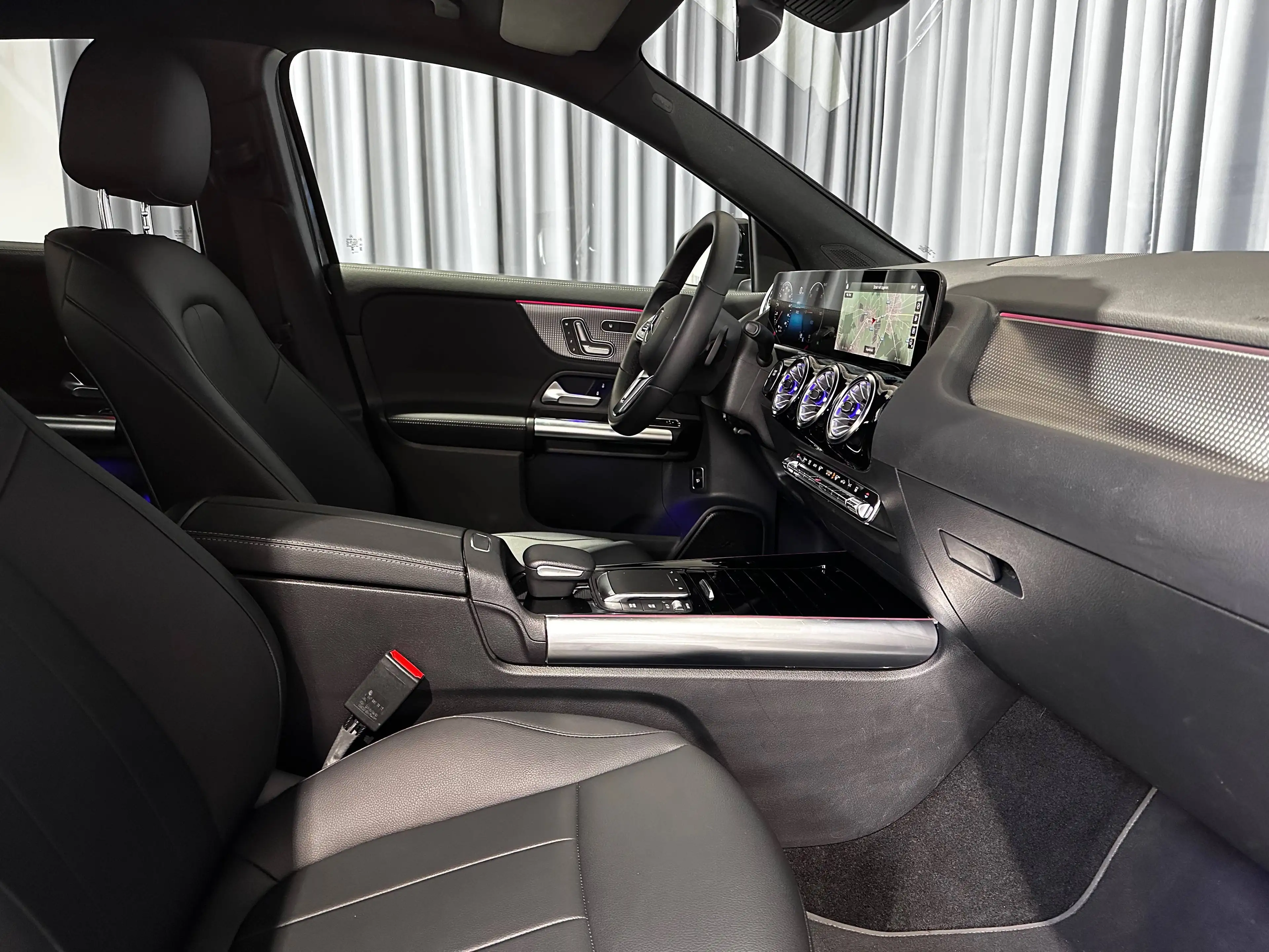 Mercedes-Benz EQA 350 *LEDER*DISTRONIC*HUD*TREKHAAK*360'CAMERA*19"AMG VELGEN*MBUX NAVI PLUS*NIGHTPAKKET*MEMORY* — photo 10