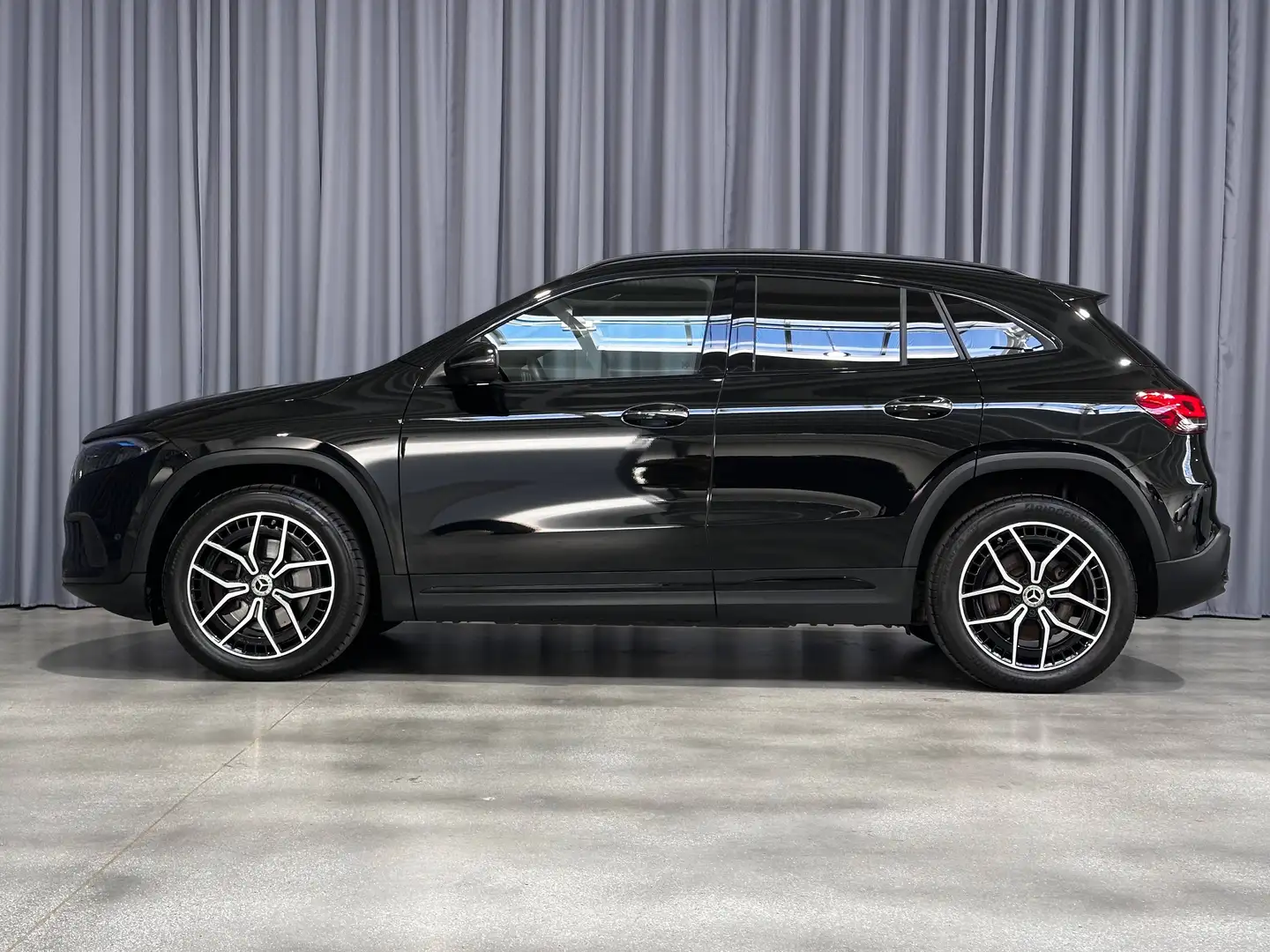 Mercedes-Benz EQA 350 *LEDER*DISTRONIC*HUD*TREKHAAK*360'CAMERA*19"AMG VELGEN*MBUX NAVI PLUS*NIGHTPAKKET*MEMORY* Schwarz - 2
