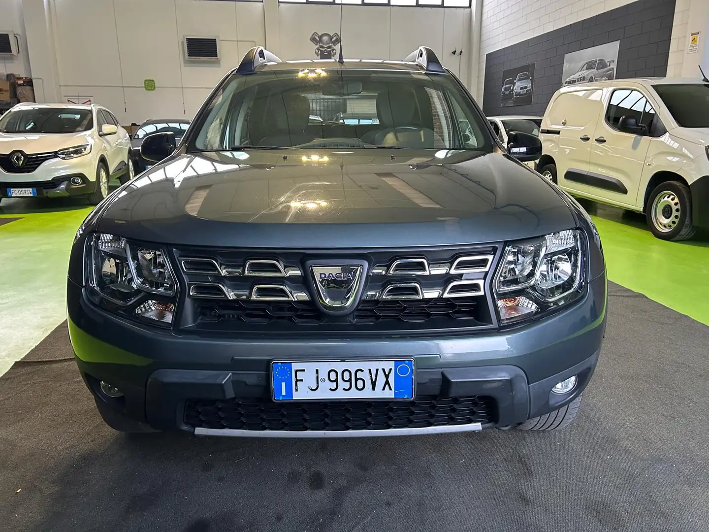 Dacia Duster Black Shadow 4x2 — SOLO 73.000KM— Gris - 2