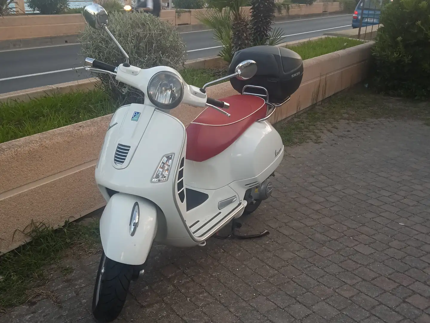 Vespa GTS 300 Super White - 1