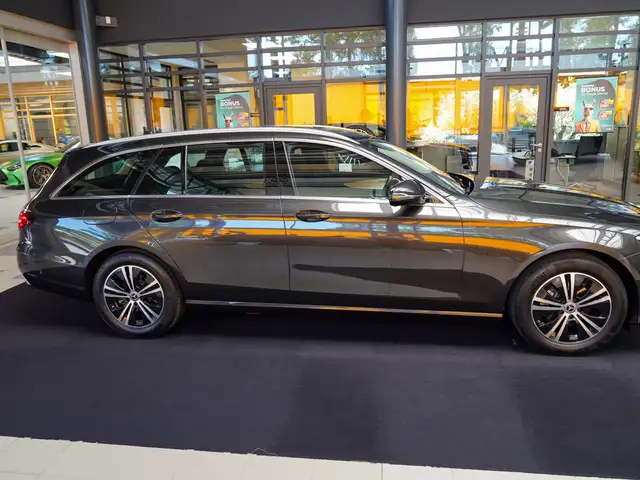 Mercedes-Benz E-Class view 3