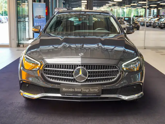 Mercedes-Benz E-Class view 9