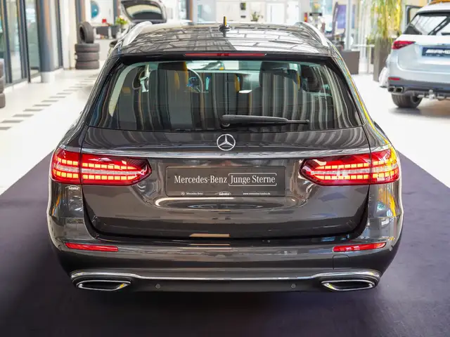 Mercedes-Benz E-Class view 5