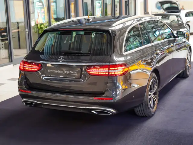 Mercedes-Benz E-Class view 4
