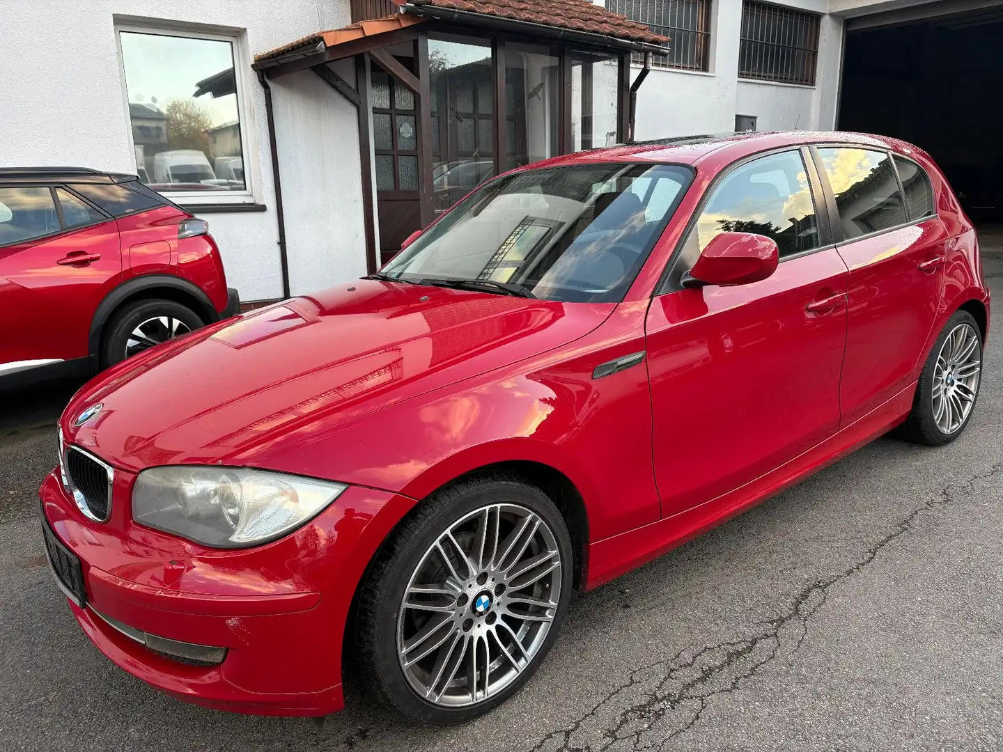 BMW 118 i 2.0 Lim. - NAVI SHZ XENON Rouge - 1