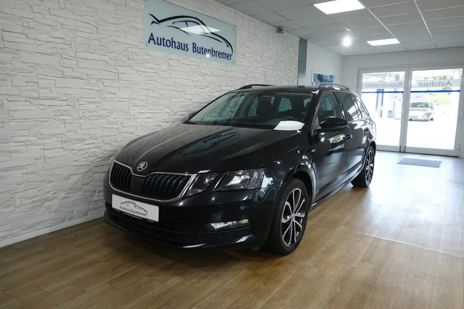 Skoda Octavia 2.0TDI Combi Soleil Navi PDC AHK CarPlay Schwarz - 1
