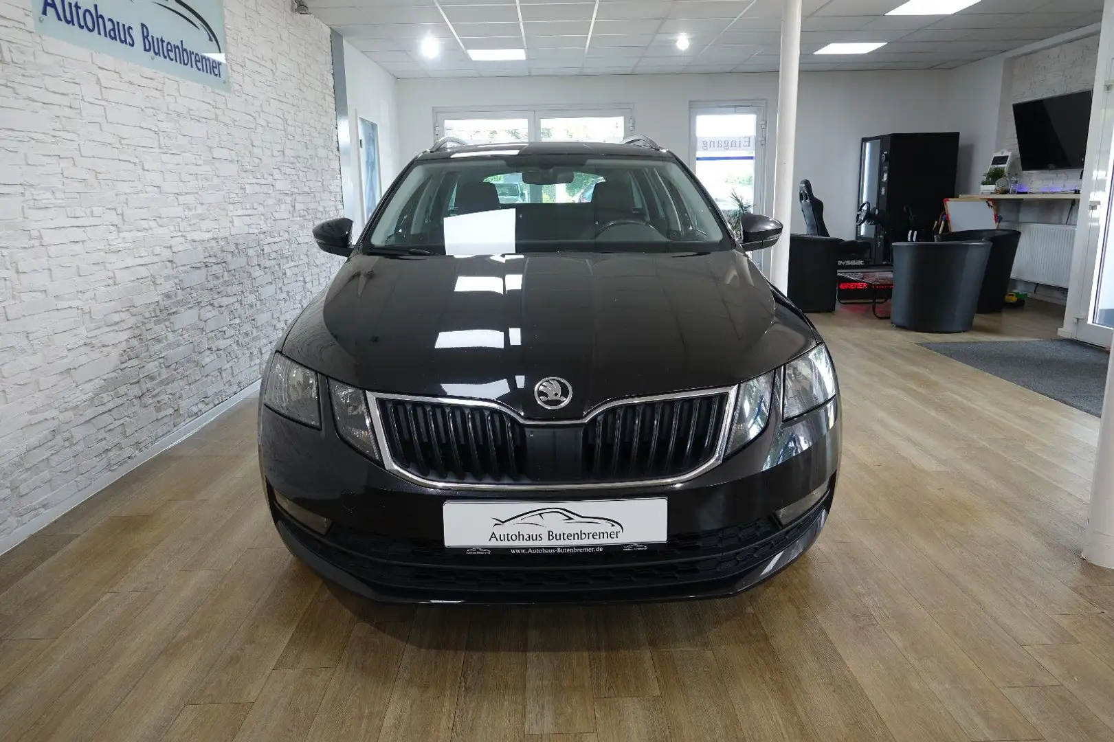 Skoda Octavia 2.0TDI Combi Soleil Navi PDC AHK CarPlay Schwarz - 2