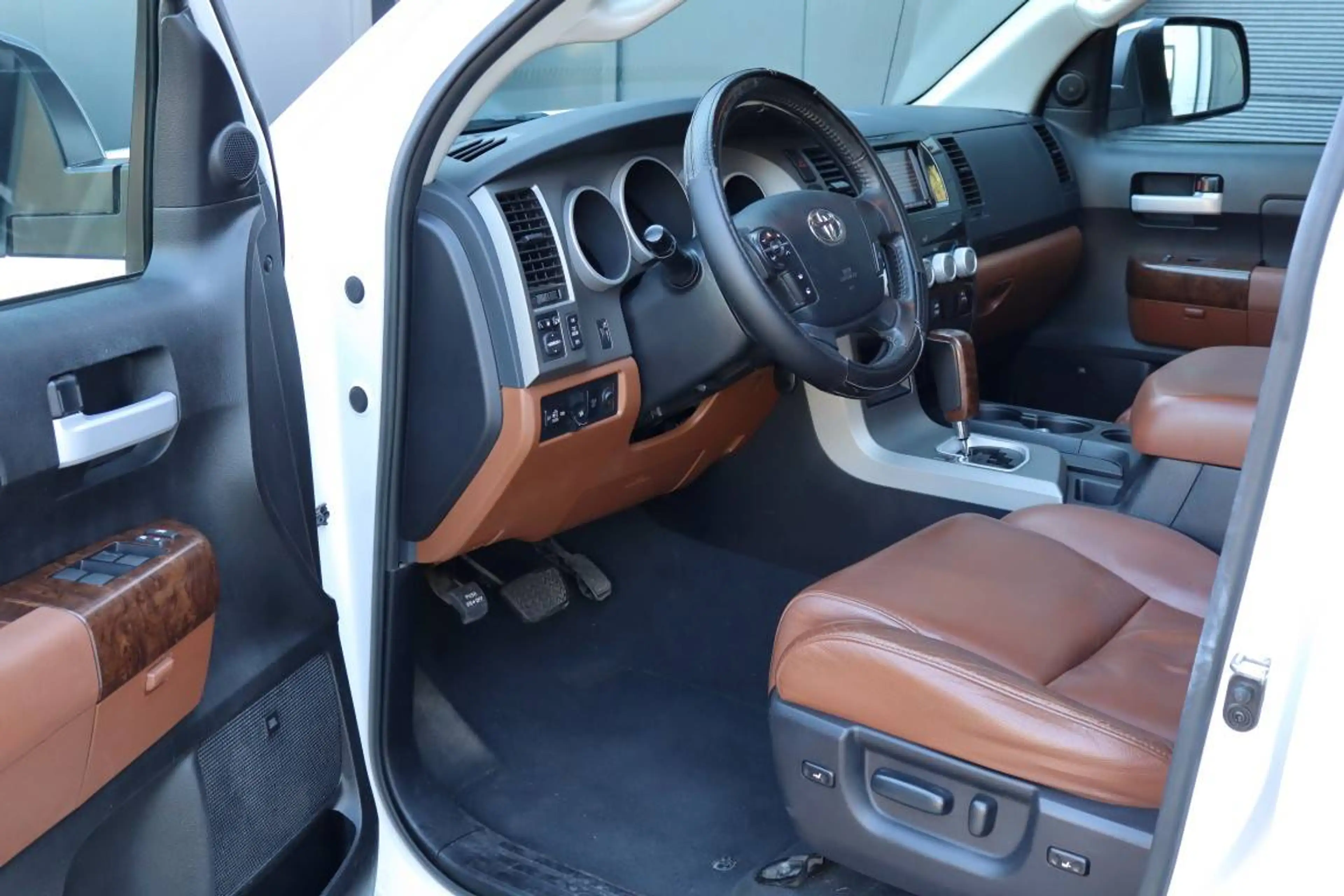 Toyota Tundra 5.7 V8 * Crew Max Limited * — photo 10
