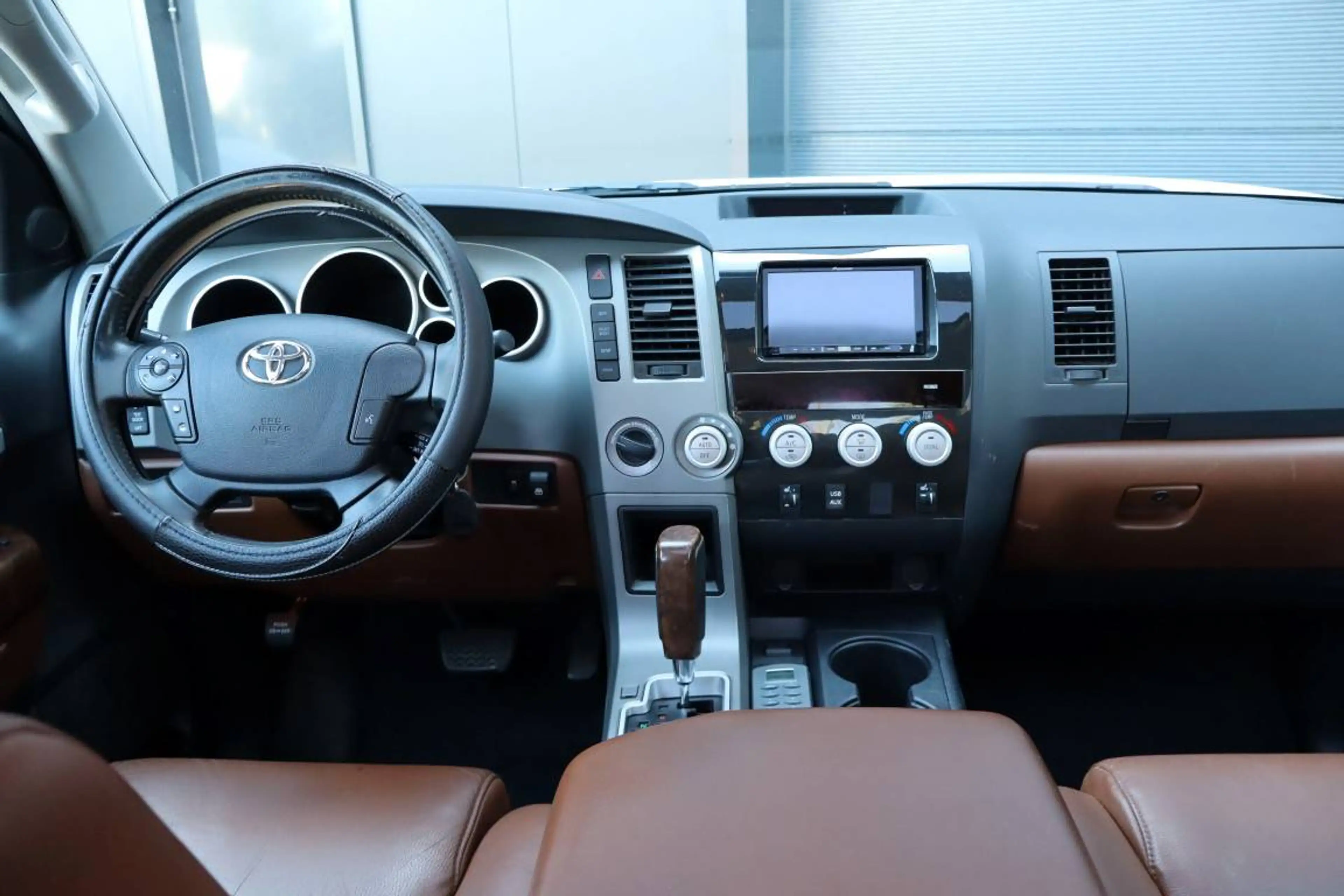 Toyota Tundra 5.7 V8 * Crew Max Limited * — photo 12