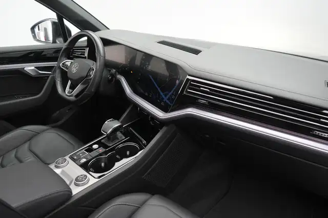 Volkswagen Touareg view 7