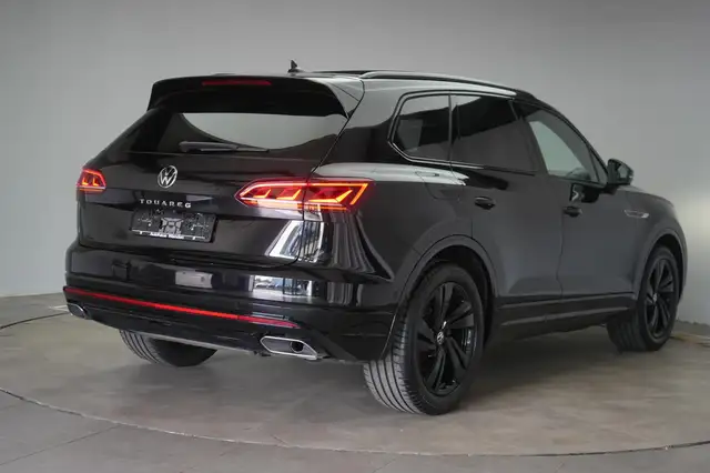 Volkswagen Touareg view 5