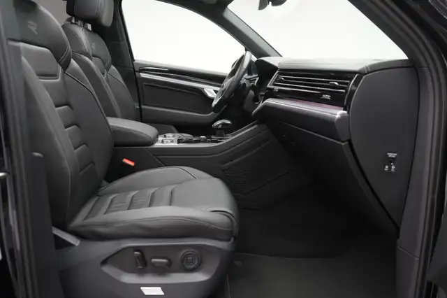Volkswagen Touareg view 6
