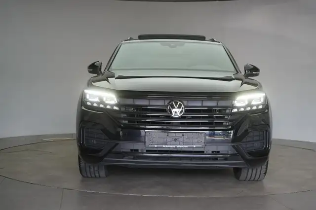 Volkswagen Touareg view 3